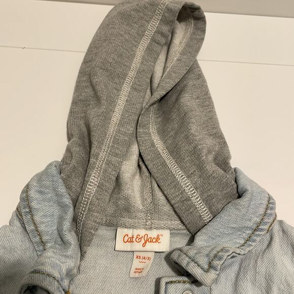 Cat & Jack Brand Girl's size XS 4/5 Light Wash Denim Jean Jacket Hoodie - Picture 2 of 6